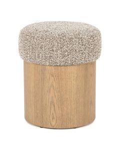 Ronde poef met taupekleurige gem&ecirc;leerde stoffen zitting en houten onderstel, frontaal weergegeven tegen lichte achtergrond