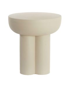 Ronde bijzettafel Mikola in mat cr&egrave;me met komvormig blad en opvallend onderstel tegen neutrale achtergrond