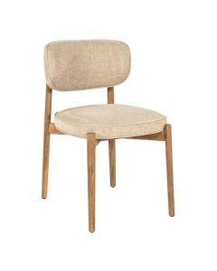 Eetkamerstoel Rune in taupe stof met houten frame, schuin van voren gefotografeerd.