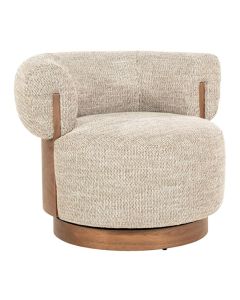 Fauteuil Nila in taupe stof met ronde armleuningen en houten accenten, schuin vooraanzicht.
