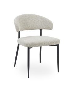 Eetkamerstoel Roseto in de kleur naturel met zachte boucl&eacute; stof en zwart metalen poten, vooraanzicht