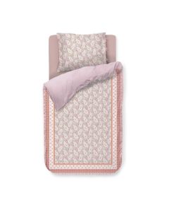 Kairi Bloom dekbedovertrek in lichtroze met paisleyprint, bloemetjes en gestreepte achterzijde op eenpersoonsbed