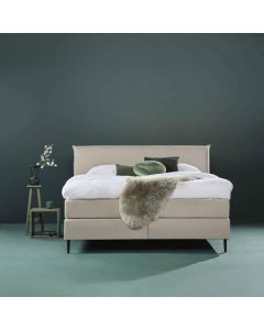 Beige Eastborn GO boxspring in sfeervolle slaapkamer met groene accenten en zachte plaid