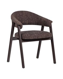 Eetkamerstoel met armleuningen in donker eikenhout en bruine geweven stof op witte achtergrond