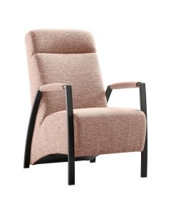 Roze fauteuil met hoge rug, zwarte metalen armleuningen en grove stofstructuur op witte achtergrond