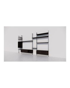 Modulaire wandkast Paz met open vakken, donkere houtlook en zwart metalen frame.