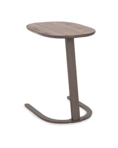 Compact bijzettafeltje met organisch houten blad en slanke metalen poot in bruintint