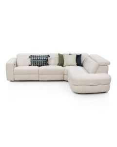 Beige hoekbank Tivoli rechts met sierkussens en afgeronde ottomane op witte achtergrond