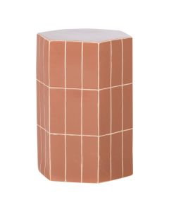 Oudroze keramieken bijzettafel Plu met tegelpatroon en zeshoekige vorm vrijstaand op witte achtergrond