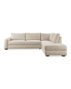 Beige hoekbank Famatina met chaise longue rechts, losse rugkussens en ronde houten poten.