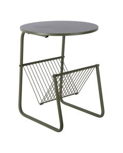 Groene metalen bijzettafel Riqueza met rond blad en ge&iuml;ntegreerd tijdschriftenrek schuin gefotografeerd