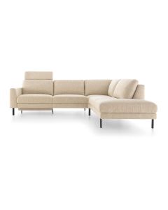 Baenks hoekbank Lord Street in beige stof met chaise longue, verstelbare hoofdsteun en slanke zwarte metalen poten.