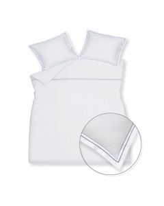 Wit katoensatijnen dekbedovertrek Purity Napels met subtiele blauwe sierstiksels op de kussenslopen