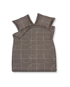 Puzzle dekbedovertrekset in espresso van Vandyck met grafisch lijnpatroon in lichtblauw op een warme bruine ondergrond