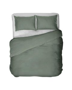 Groen katoensatijnen dekbedovertrek met twee kussenslopen van bovenaf opgemaakt bed