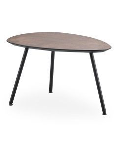 Kiezelvormige salontafel Woburn met bronskleurig HPL tafelblad en slanke zwarte metalen poten.