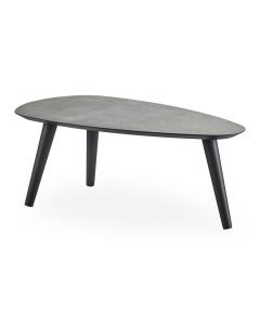 Kiezelvormige salontafel Woburn met zwart HPL tafelblad en zwarte houten poten.