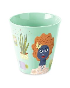 Lichtgroene beker met illustratie van vrouw en planten op egale achtergrond