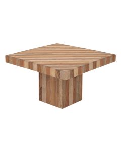 Vierkante houten salontafel met diagonaal strepenpatroon van acacia- en mangohout op witte achtergrond