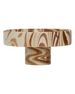 Keramische serveerschaal met marmerpatroon in wit en roodbruin op witte achtergrond