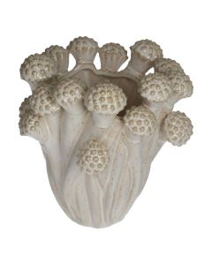 Witte keramieken vaas met bloemknopachtige vormen en reli&euml;fstructuur