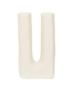 Witte keramieken kandelaar in U-vorm met twee openingen voor kaarsen op witte achtergrond