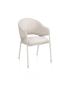 Beige armstoel Noel van XOOON met zachte kuip en metalen poten in ton-sur-ton kleur