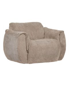 Draaifauteuil Baggy in zandkleur met afgeronde armleuningen en zachte 3D chenille stof schuin van voren