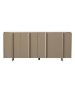 Breed mudkleurig dressoir met verticale lijnen en zes deuren op lichte poten