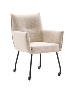 Armstoel Jetira Linen in beige stof met armleuningen, zwart metalen onderstel en skatewielen in schuin vooraanzicht.