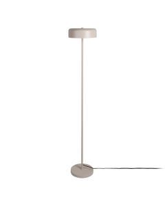 Slanke vloerlamp in warmgrijs met ronde kap en smalle staander op lichte achtergrond