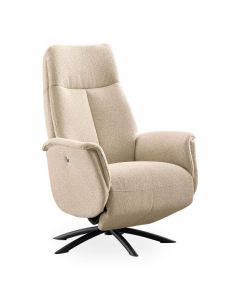 Relaxfauteuil Benoni van Profijt Meubel in beige stof met hoge rugleuning en zwarte metalen draaivoet.