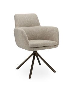 Eetkamerstoel Linea met brede kuipzitting, beige stof en draaipoot in anodic brown schuin van voren