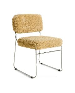 Schuin vooraanzicht van eetkamerstoel Endless met goudkleurige Poodle bekleding en een verchroomd stalen sledeframe