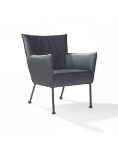 Fauteuil Togo in donkergrijs leer met hoge rugleuning, slanke zwarte metalen poten en comfortabele armleuningen.