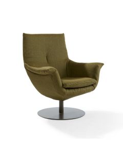 Label Vandenberg LeanOnMe fauteuil in groene stof met ronde draaivoet, schuin van voren gefotografeerd.