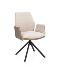 Armstoel Franky met beige Livigno chenillestof en Oregon microvezelstof, zwart metalen draaionderstel en armleuningen, schuin van voren gefotografeerd.