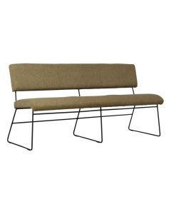 Eetkamerbank Whiston in olijfgroene stof met zwart metalen sledeframe en comfortabele rugleuning in schuin vooraanzicht.