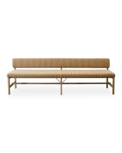 Eetkamerbank Mare van Pilat&Pilat met licht houten frame en gestoffeerde zitting in warme okertint.