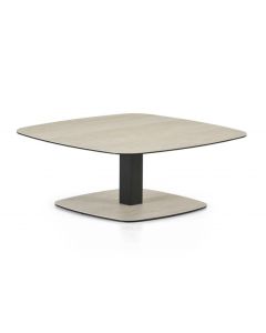Salontafel Travis 90x90 cm met licht vierkant blad, afgeronde hoeken en donker centraal onderstel, schuin van voren gefotografeerd