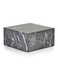 Zwarte Cube bijzettafel met donkere marmerlook en witte aderstructuur in driekwart aanzicht
