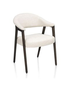 Henders & Hazel armstoel Zaya cr&egrave;me met afgeronde rugleuning en donker houten frame schuin van voren