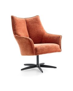 Draaifauteuil Maddington in terracottakleurige weefstof met lage rugleuning, zwarte metalen draaivoet en comfortabele armleuningen.