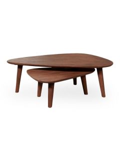 Salontafel set Gregg van espresso mangohout met twee organisch gevormde tafels die deels onder elkaar geschoven zijn.