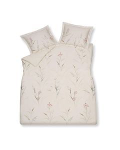 Dekbedovertrek Sylva Cream Tan met subtiele bloemen- en grasprint in zachte beige, roze en groentinten inclusief kussenslopen met oxford rand.