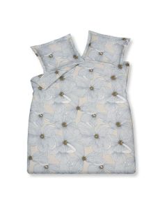 Dekbedovertrek Moonflower Stone van katoensatijn met groot blauw bloemenpatroon op een lichte ondergrond en bijpassende oxford kussenslopen.
