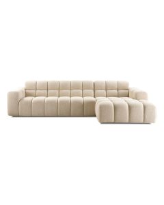 Beige hoekbank Tirato met longchair aan de rechterzijde, gefotografeerd tegen een witte achtergrond.
