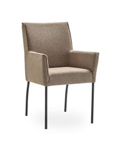 Profijt Meubel armstoel Cintra in de kleur Lever (lichtbruin) met comfortabele armleuningen en zwarte metalen poten, vooraanzicht.