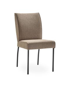 Profijt Meubel eetkamerstoel Cintra in de kleur Lever met hoge rugleuning en zwarte metalen poten, vooraanzicht.