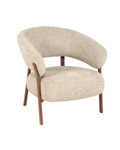 Loungechair Sedia met beige Luce bekleding en bruin houten frame, schuin van voren gefotografeerd.